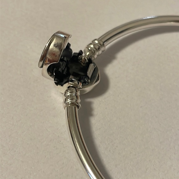 💞 PANDORA Moments: Entwined Infinite Hearts Clasp Bangle - Picture 5 of 8
